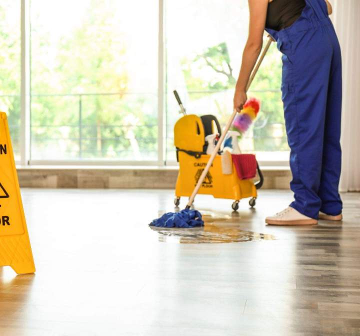 Une remise en état de lieux par des agents équipés